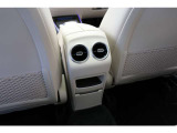 運転席、助手席で独立して温度設定が可能。室温や外気温の変化に応じて、設定に合わせた温度と風量を自動的に調整します。