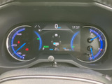 洗練されたデザインのメーターが、運転に集中できる快適な空間を創出。視認性に優れ、必要な情報を一目で確認できます。