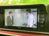 停車中には、TVの視聴でリラックス。長距離ドライブの休憩時などに便利です。楽しい時間を過ごせる空間をご提供します。