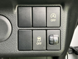 複数のスイッチがまとまっており、走行時に関わる機能を手元で確認しやすい配置です。表示を見ながら必要な設定を選べるため、日常の運転をサポートしてくれます。