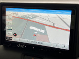現在地周辺の地図が表示され、道路や目印を画面で確認しながら目的地へ向かえます。地名や時刻も見やすく、初めての場所へ出かける際にも心強いナビ機能です。