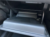 グローブボックスは奥行きがありたっぷり収納。お子様のお出かけグッズなどもストックしておけます。