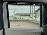 スライドドアサンシェードが付いていて日差しを和らげてくれます。