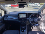 すっきりした運転席周りにはナビやエアコンの操作パネルを設置しておりますので、お一人での運転でもご安心できます。