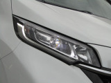 ■LEDヘッドライト■消費電力は少なく、しっかり明るいLEDヘッドライトです!電球タイプ、ハロゲンのライトよりも長く使えるのが特徴です。従来のオレンジ色に近い光ではなく白く明るく照らします