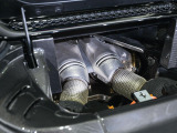 新開発のV6エンジンは「ピッコロV12」と呼ばれるほど、高回転域まで澄み切ったエグゾーストノートを奏でます。