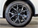 【BMWアロイホイル】軽量かつ強度に拘ったアロイホイル。走行性能ポテンシャルを引き出す設計。車の足元を引き締めてくれる大きなポイントはアロイホイルです。