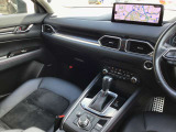 ドライバーが心に余裕をもって運転に集中できること、助手席や後席からもすっきりと前を見通せる空間の起点となり、全員が安心してドライブを楽しめることをモットーにシンプルなレイアウトとなっています。