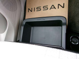助手席シートアンダーボックス(スライド式)!運転用の替え靴や、車内に常備したいこども用品、着替えた服などを収納できます。
