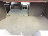 トランクルーム!リアシートは片方ずつ倒せます。乗車員数や積む荷物に応じてアレンジが可能ですので多彩に使えてとても便利です。