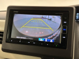 リバースギアに入れるだけで後方の表示へ切り替わります。夜間や雨の日の駐車も楽になりますよ。