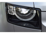 DEFENDERの特徴的なテールランプは、丸みを帯びた長方形の中に、LEDのリング状またはスクエア状のライトが配置されており、非常に立体的(彫刻的)な形状をしています。