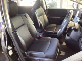 ゆったり座れるセパレートシートは、運転席8ウェイ、助手席4ウェイのパワーシートです。