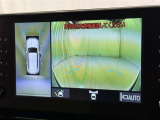 パノラミックビューモニターを装備。駐車場や交差点でクルマを真上から見るように周囲を確認できます。機能の詳細は販売店スタッフまでおたずねください。