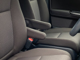 アームレストです!これがないと運転が落ち着かないという方もいらっしゃるのではないでしょうか?肘置きがあるだけでも比較的楽な姿勢で運転することが出来ますし腕の疲れを軽減できます。