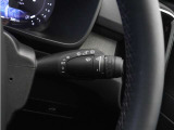 雨滴を自動感知して展開量を自動調整するレインセンスワイパーも標準搭載。突然のゲリラ豪雨や霧雨の続く中でのトンネル連続通過など、騒がしく手を動かす必要はもうありません。