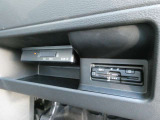 運転席足元にETC車載器と純正ドライブレコーダー本体をすっきりビルトイン収納。邪魔にならず見た目もスマートで、高速道路の利用から万が一の記録まで安心・快適なドライブをサポートします。