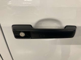 メルセデス・ベンツのボディ構造には衝撃吸収スペースをわざと確保することで万が一ぶつかった際の衝撃を瞬時に逃がします。さらにその中には頑丈なフレームがあり車内に危険物が侵入しない構造になっております。