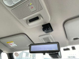 車両後方のカメラ映像を映し出し、車内の状況や、天候などに影響されずいつでもクリアな後方視界が得られるインテリジェントル-ムミラ-が装備されております。