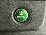 ECONスイッチ操作でエンジンやミッション、エアコンなどを総合的に制御、燃費をよくするようクルマが頑張ります。