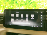 音源の選択肢が一覧で表示され、使いたい項目を画面上で確認しやすいオーディオです。ラジオや各種入力の切り替えにも対応し、日々の移動中の音楽選びに便利です。