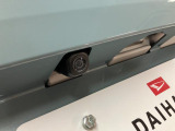 車輌の前後左右に搭載した4つのカメラから取り込んだ画像を合成し、くるまを真上からみているような映像を表示。運転席から確認しにくい車輌周囲の状況を把握できまよ ♪