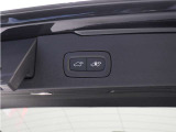 テールゲートには、スイッチ一つで開閉可能な電動開閉機能を装備。また、リアバンパーの下で足を動かすだけで開閉できる、ハンズフリー・オープニング/クロージング機構も搭載しています。