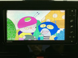 画面にテレビ映像を表示できる装備です。停車中の待ち時間に番組を視聴でき、車内で過ごす時間を快適にサポートします。表示内容が見やすく、休憩時などにも活用いただけます。