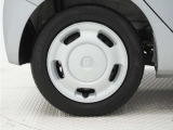 ◆純正ホイール装着車◆シンプルなデザインのホイールキャップ付きです。
