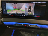 【ⅰドライブナビゲーション】文字情報も鮮明に表示する高解像度カラーディスプレイを採用。視認性に優れた地図デザインと特徴的な建造物を目印にした描写表示で現在位置を把握できます。地図データの更新も可能です