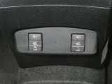 シートヒーターが運転席だけでなく助手席側にも付いています 運転者と別のスイッチなので、助手席側だけ温めることもできます 助手席の方にも優しく嬉しい装備です