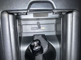 スマートフォンやお手持ちの機器のバッテリー残量が少なくなっても、運転中に充電ができるので安心ですね!