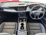 Audiのインテリアはエクステリア同様、優れたデザイン性とクオリティ、そして機能性を兼ね備えております。