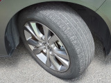 215/55R18タイヤの残り溝は約5分山です。