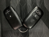 電子カードキーを携帯していれば、ドアハンドルやバックドアのリクエストスイッチを押すだけでドアの施錠・解錠が出来ます♪もちろん 遠隔操作も可能です!盗難防止のイモビライザー機能装備ですよ ☆