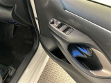 運転席側のフロントドアに全ドアのパワーウィンドウ開閉スイッチとウィンドウロックスイッチとドアロックスイッチと電動格納式ドアミラーの操作スイッチが有るので手元でミラー調整ができるので便利です。