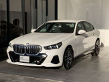 ミネラル・ホワイトのボディにM Sportのエクステリアを組み合わせた一台。大柄なボディながら、シャープなラインが軽快な印象を与えます。
