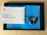 メンテナンスノート【点検整備記録簿・保証書】、取説も揃ってます。スマートキーはバッグなどにしまったままボタン操作でエンジン始動・停止やハイブリッドシステムの起動や停止ができて大変便利です