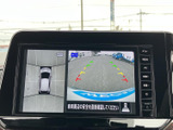 車両周辺を複数の視点から確認でき、駐車時の安全確認をサポートします。画面上のガイド表示も目安にしながら、周囲の状況を確かめて操作できます。