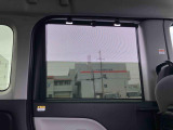 プライバシーの保護&眩しさの軽減!左右のリヤスライドドアに格納式リヤドアサンシェードを装備しています♪
