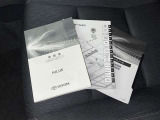 メンテナンスノート、取扱説明書です。 その車の整備記録が事細やかに記録されています。 車が生まれてから今までどのような道を歩んできたのか判るとても重要な物ですよ。