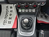 シフト操作時に手が当たらないよう、シフト周りがすっきりしています。