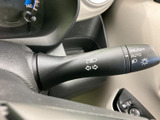 操作しやすい位置に配置されたウインカーレバー。スムーズな操作で、安全な車線変更をサポートします。直感的に使える設計が魅力です。