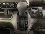 CVT車のセレクトレバーです。低速から高速まで、変速ショックのないスムーズな走りと、エンジン効率のよい領域を維持して燃費にも貢献します。サイドブレーキはスイッチ操作の電子制御パーキングブレーキです。