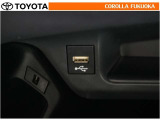 ポータブルオーディオなどの機器を接続して、車両のスピーカーで聞くことができます。