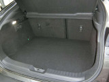 後席を使用した状態の荷室形状と開口部を確認できます。