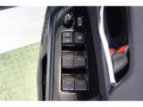 全ての窓が運転席から操作できます。今やほぼ当たり前ですが、無いと不便なアイテムですよね。ドアの施錠・解錠と連動してドアミラーが格納・復帰するオート電動格納機能も装備しています。