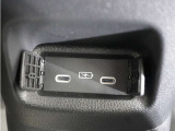 ◆スマートフォンの充電等にも便利な電源ソケットも使いやすい場所に装備されています。