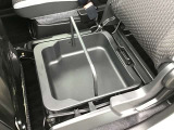 助手席シートの下には、収納BOXが有り!!