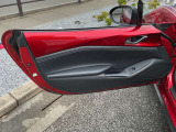 ソフトパッドとステッチを採用することにより質感の高いインテリアに仕上がってます。